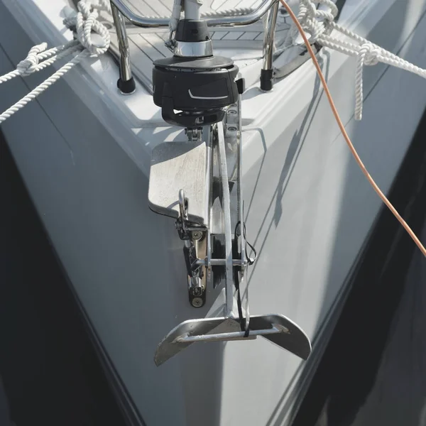 Beyaz modern yelkenli (kiralık ve satılık) yat limanındaki bir rıhtıma demirlemiş. Tahta meşe güvertesi. Denizcilik, ulaşım, amatör yelkencilik, tatiller, gezinti, eğlence kavramları