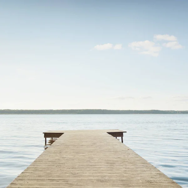 Fiume Foresta Lago Una Giornata Sole Molo Legno Cielo Delle — Foto Stock