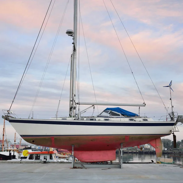 Cruising Sailboat Standing Land Yacht Marina Transportation Nautical Vessel Repair — Foto Stock