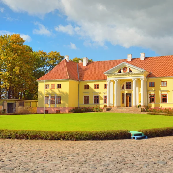Durbe kalesinin panoramik manzarası ve güzel bir yaz bahçesi. - Letonya. Tarih, simgeler, seyahat yerleri, gezi yerleri, mimari