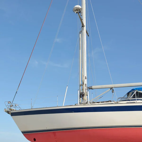 Cruising Sailboat Standing Land Yacht Marina Transportation Nautical Vessel Repair — Stockfoto