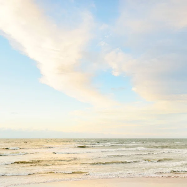 Costa Mar Báltico Pôr Sol Céu Claro Pôr Sol Nuvens — Fotografia de Stock