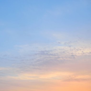 Açık mavi gökyüzü. Pembe ve altın renkli bulutlar. Gün doğumu. Dramatik bulut manzarası. Sanat, meteoroloji, cennet, umut, barış, grafik kaynakları, resimli panoramik manzara