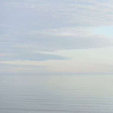 Güneşli bir günde Baltık Denizi kıyısı. Gökyüzü açık. Idyllic deniz manzarası. Doğa, tatiller, eğlence. Çevre turizmi. Panoramik görünüm