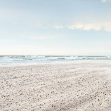 Gün batımında Baltık kıyısı. Açık günbatımı gökyüzü, parlayan bulutlar. Idyllic manzara. Doğa, tatiller, eğlence. Çevre turizmi. Panoramik görünüm
