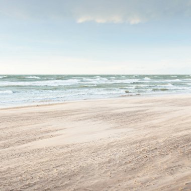 Gün batımında Baltık kıyısı. Açık günbatımı gökyüzü, parlayan bulutlar. Idyllic manzara. Doğa, tatiller, eğlence. Çevre turizmi. Panoramik görünüm