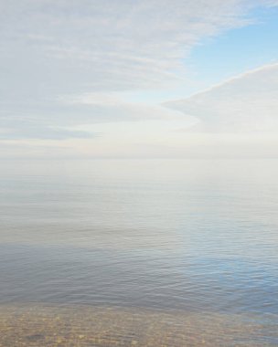 Güneşli bir günde Baltık Denizi kıyısı. Gökyüzü açık. Idyllic deniz manzarası. Doğa, tatiller, eğlence. Çevre turizmi. Panoramik görünüm