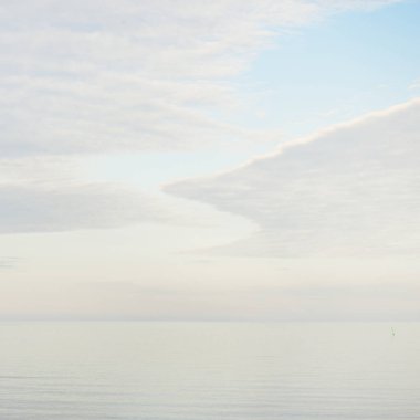 Güneşli bir günde Baltık Denizi kıyısı. Gökyüzü açık. Idyllic deniz manzarası. Doğa, tatiller, eğlence. Çevre turizmi. Panoramik görünüm
