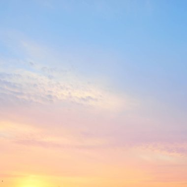 Açık mavi gökyüzü. Pembe ve altın renkli bulutlar. Gün doğumu. Dramatik bulut manzarası. Sanat, meteoroloji, cennet, umut, barış, grafik kaynakları, resimli panoramik manzara