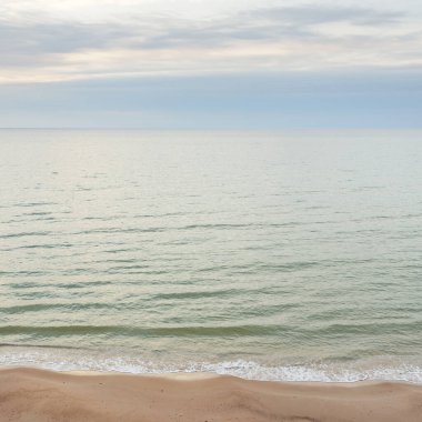 Gün batımında Baltık kıyılarından panoramik hava manzarası. Dramatik bulutlar, parlayan bulutlar, fırtınadan sonra altın güneş ışığı. Doğa, çevre, iklim değişikliği, kararsız hava