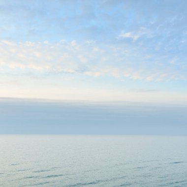 Gün batımında Baltık kıyılarından panoramik hava manzarası. Dramatik bulutlar, parlayan bulutlar, fırtınadan sonra altın güneş ışığı. Doğa, çevre, iklim değişikliği, kararsız hava