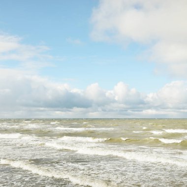 Fırtınadan sonra dramatik günbatımı bulutları altında Baltık Denizi. Dalgalar, su sıçratma. Destansı deniz manzarası. 40-50 deniz mili rüzgar gücü. Kasırga, fırtına, sert hava, meteoroloji, ekoloji, iklim değişikliği