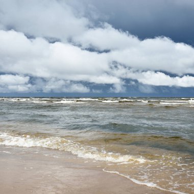Fırtınadan sonra Baltık Denizi. Koyu mavi gökyüzü, çarpıcı parlayan bulutlar. Deniz manzarası, bulutlar, doğa. Panoramik manzara. Ekoloji, iklim değişikliği, hava durumu, tehlike