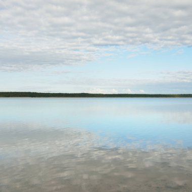 Orman nehri (göl) güneşli bir günde. Clea gökyüzü, kristal berrak suda yansıyor. Idyllic manzara, kırsal manzara. Doğa, ekoloji, eko-turizm, yürüyüş, ekoloji beldesi, yerel turizm