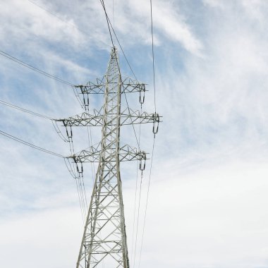 Elektrik güç hattı. Dramatik bir gökyüzü. Şehir manzarası kavramı. Enerji, enerji üretimi, ekipman, endüstri, çevresel hasar, kirlilik, ekoloji, arz, altyapı