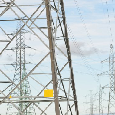 Elektrik güç hattı. Dramatik bir gökyüzü. Şehir manzarası kavramı. Enerji, enerji üretimi, ekipman, endüstri, çevresel hasar, kirlilik, ekoloji, arz, altyapı