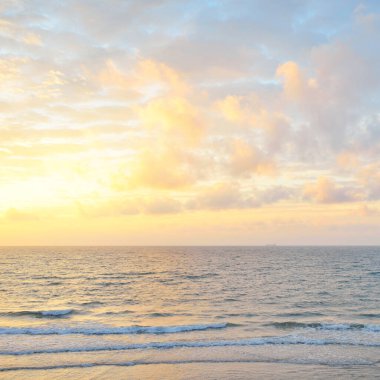 Gün batımında Baltık kıyılarından panoramik manzara. Dramatik bulutlar, parlayan bulutlar, fırtınadan sonra altın güneş ışığı. Doğa, çevre, iklim değişikliği, kararsız hava