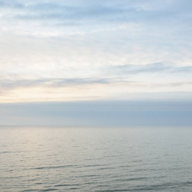 Gün batımında Baltık kıyılarından panoramik hava manzarası. Dramatik bulutlar, parlayan bulutlar, fırtınadan sonra altın güneş ışığı. Doğa, çevre, iklim değişikliği, kararsız hava