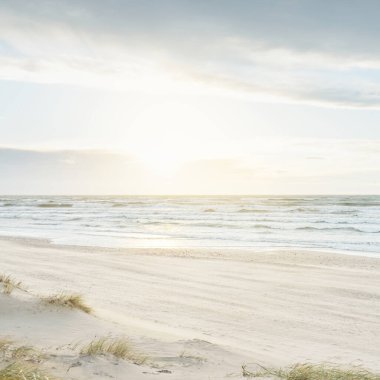Gün batımında Baltık kıyısı. Açık günbatımı gökyüzü, parlayan bulutlar. Idyllic manzara. Doğa, tatiller, eğlence. Çevre turizmi. Panoramik görünüm