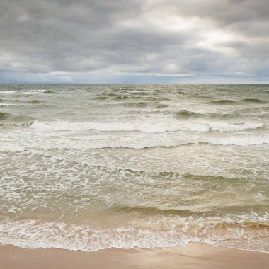 Fırtına sırasında Baltık Denizi. Dramatik gökyüzü, karanlık, parlak bulutlar. Dalgalar, su sıçramaları. Idyllic deniz manzarası. İklim değişikliği, doğa, kararsız hava, ekoloji