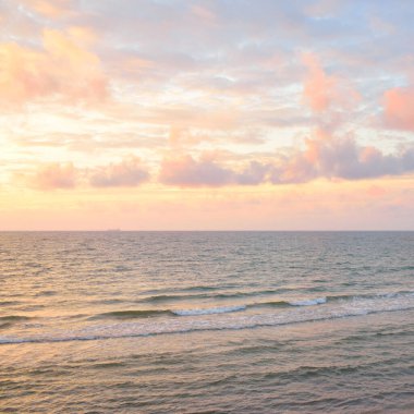 Gün batımında Baltık kıyılarından panoramik manzara. Dramatik bulutlar, parlayan bulutlar, fırtınadan sonra altın güneş ışığı. Doğa, çevre, iklim değişikliği, kararsız hava