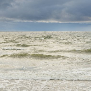 Fırtına sırasında Baltık Denizi. Dramatik gökyüzü, karanlık, parlak bulutlar. Dalgalar, su sıçramaları. Idyllic deniz manzarası. İklim değişikliği, doğa, kararsız hava, ekoloji