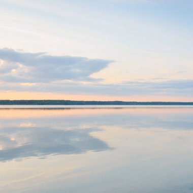 Orman Gölü (nehir) gün batımında. Parlayan bulutlar, berrak bir sudaki simetri yansımaları. Idyllic manzara. Resimli panoramik manzara. Saf doğa, ekoloji, ekolojik rezerv, eko-turizm.