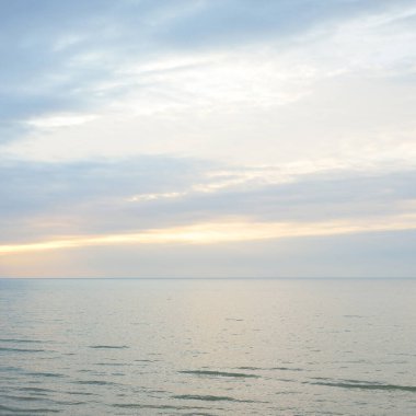 Yağmurdan sonra Baltık Denizi. Dramatik günbatımı gökyüzü, parlayan pembe ve altın fırtına bulutları. Resimli panoramik manzara. Doğa, çevre, değişken hava, kasırga