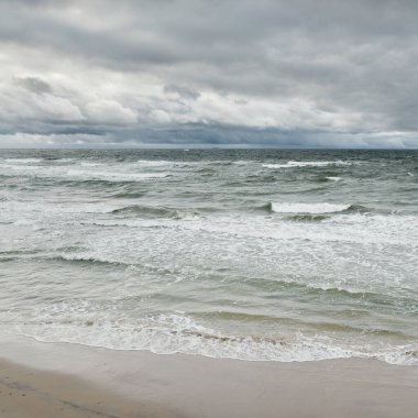 Fırtına sırasında Baltık Denizi. Dramatik gökyüzü, karanlık, parlak bulutlar. Dalgalar, su sıçramaları. Idyllic deniz manzarası. İklim değişikliği, doğa, kararsız hava, ekoloji