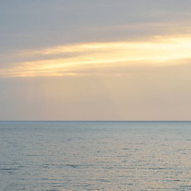 Gün batımında Baltık kıyılarından panoramik hava manzarası. Dramatik bulutlar, parlayan bulutlar, fırtınadan sonra altın güneş ışığı. Doğa, çevre, iklim değişikliği, kararsız hava