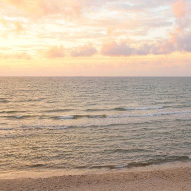 Gün batımında Baltık kıyılarından panoramik manzara. Dramatik bulutlar, parlayan bulutlar, fırtınadan sonra altın güneş ışığı. Doğa, çevre, iklim değişikliği, kararsız hava