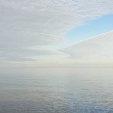 Güneşli bir günde Baltık Denizi kıyısı. Gökyüzü açık. Idyllic deniz manzarası. Doğa, tatiller, eğlence. Çevre turizmi. Panoramik görünüm