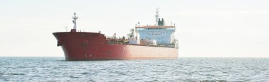 Büyük kırmızı kargo gemisi (petrol kimyasal tankeri, 184 metre uzunluğunda) Baltık Denizi 'nde yol alır. Nakliye, lojistik, küresel iletişim, ekonomi, sanayi, arz, çevre