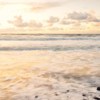 Deniz dalgaları ve sıçrama dokusu. Renkli gökyüzü suya yansıyor. Idyllic deniz manzarası. Kavramsal görüntü, uzun pozlama. Resimli bir manzara var. Arkaplan, duvar kağıdı, doğal desen, grafik kaynakları