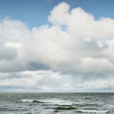Fırtınadan sonra dramatik günbatımı bulutları altında Baltık Denizi. Dalgalar, su sıçratma. Destansı deniz manzarası. Kasırga, fırtına, sert hava, meteoroloji, ekoloji, iklim değişikliği, doğal olaylar