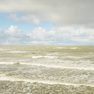 Fırtınadan sonra dramatik günbatımı bulutları altında Baltık Denizi. Dalgalar, su sıçratma. Destansı deniz manzarası. Kasırga, fırtına, sert hava, meteoroloji, ekoloji, iklim değişikliği, doğal olaylar