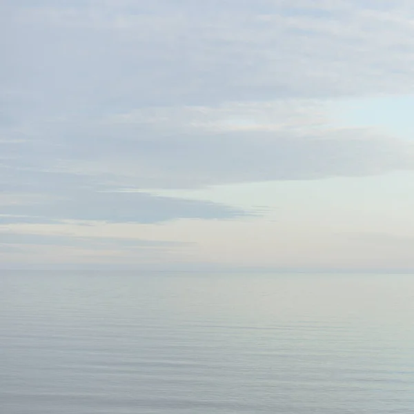 晴れた日にバルト海の海岸 澄んだ空 牧歌的な海の景色 レクリエーション エコツーリズム パノラマビュー — ストック写真