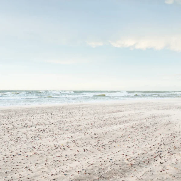 Gün batımında Baltık kıyısı. Açık günbatımı gökyüzü, parlayan bulutlar. Idyllic manzara. Doğa, tatiller, eğlence. Çevre turizmi. Panoramik görünüm