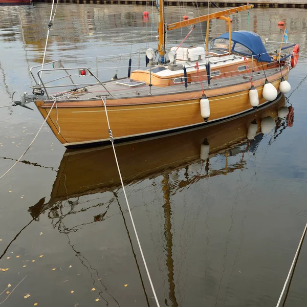 Modern Classic Wooden Swedish Cruising Sailboat Moored Pier Yacht Marina — Foto de Stock