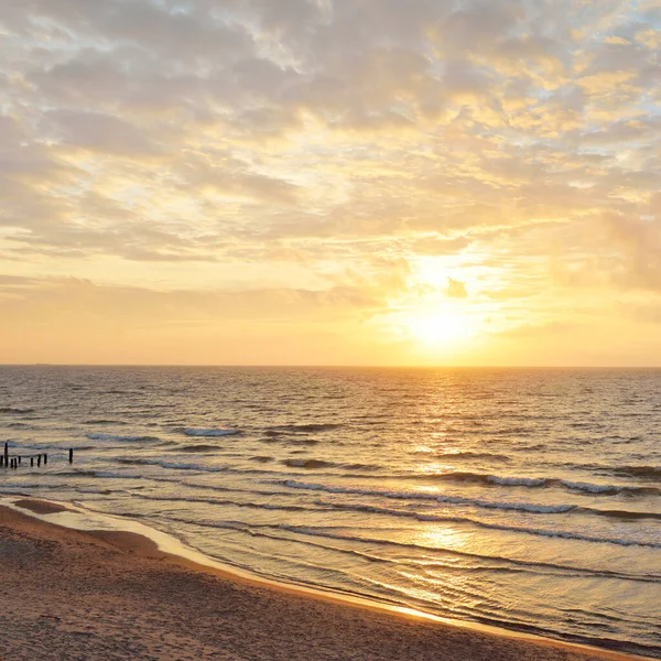 Panoramautsikt Från Östersjöns Strand Vid Solnedgången Dramatisk Molnlandskap Glödande Moln — Stockfoto