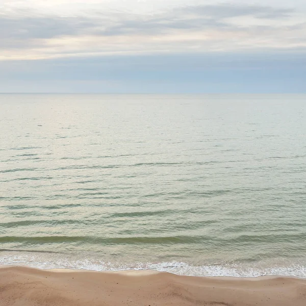 Gün batımında Baltık kıyılarından panoramik hava manzarası. Dramatik bulutlar, parlayan bulutlar, fırtınadan sonra altın güneş ışığı. Doğa, çevre, iklim değişikliği, kararsız hava