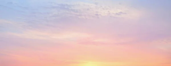 Cielo Blu Chiaro Nuvole Luminose Rosa Dorate All Alba Paesaggio — Foto Stock