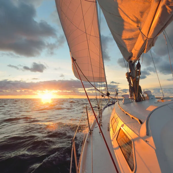 Yate Navegando Mar Abierto Atardecer Vista Cerca Cubierta Mástil Velas — Foto de Stock