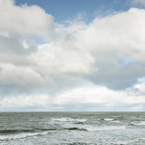 Ostsee Unter Dramatischen Sonnenuntergangswolken Nach Dem Sturm Wellen Spritzendes Wasser — Stockfoto