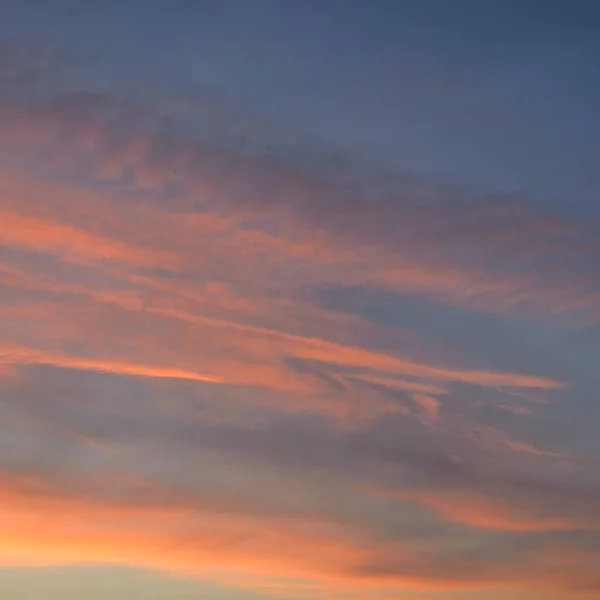 Czyste Błękitne Niebo Różowe Złote Świecące Chmury Wschód Słońca Dramatyczne — Zdjęcie stockowe