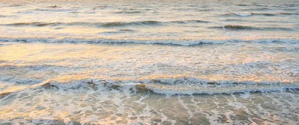 Ondes Mer Éclaboussures Texture Ciel Coloré Réfléchissant Dans Eau Paysage — Photo