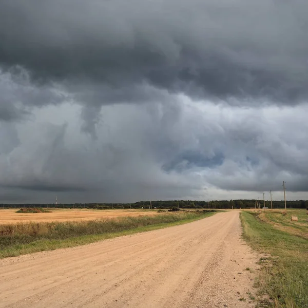 Tom Landsväg Genom Åkrar Och Skog Stormen Dramatisk Himmel Mörka — Stockfoto