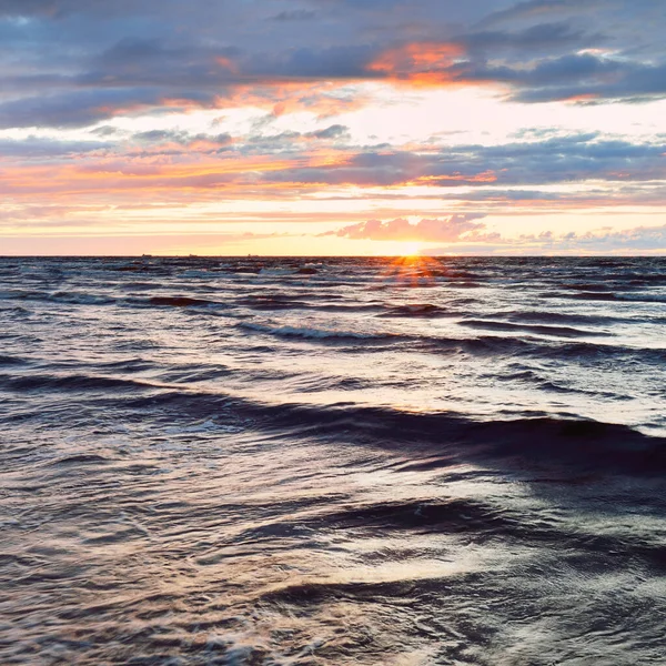 Panoramautsikt Från Östersjöns Strand Vid Solnedgången Dramatisk Storm Glödande Moln — Stockfoto