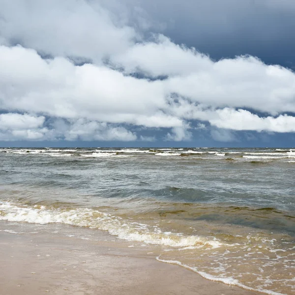 Mer Baltique Après Tempête Ciel Bleu Foncé Nuages Brillants Dramatiques — Photo