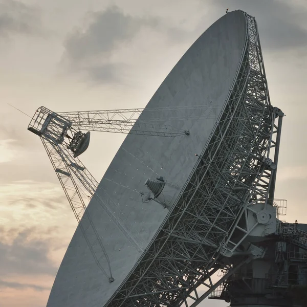 Großes Radioteleskop Dramatischer Sonnenuntergang Glühende Wolken Natur Wetter Wissenschaft Ausrüstung — Stockfoto